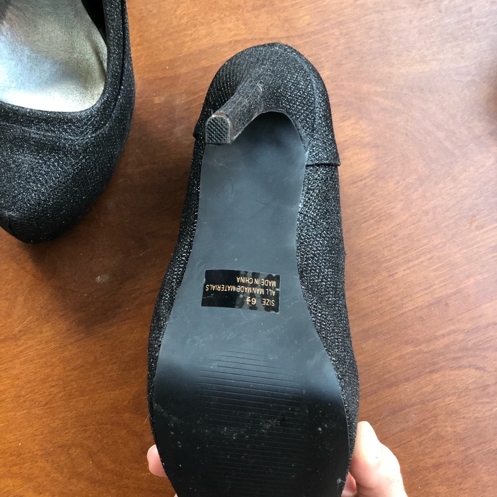 Qupid size 6.5 black textured heels - Picture 2 of 4